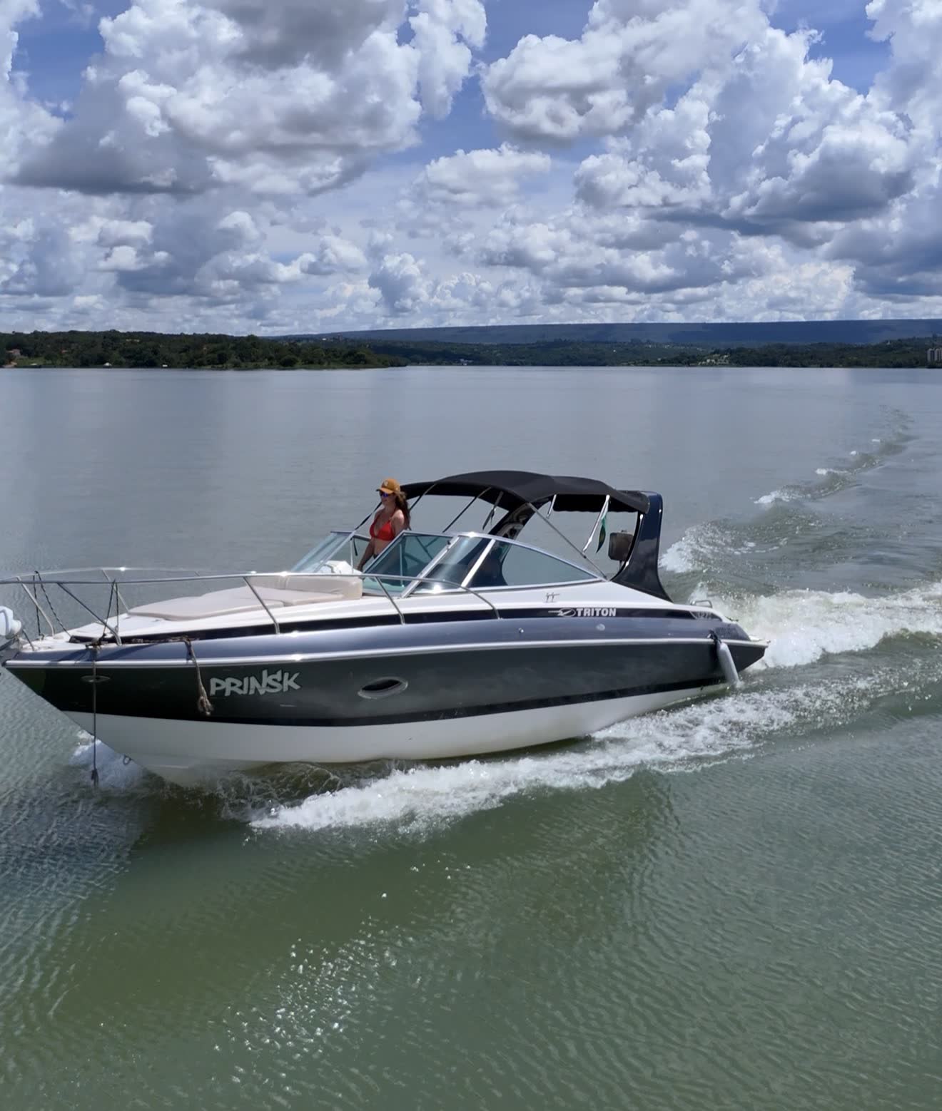 Passeio de barco em Caldas Novas — Lancha Triton no Lago Corumbá